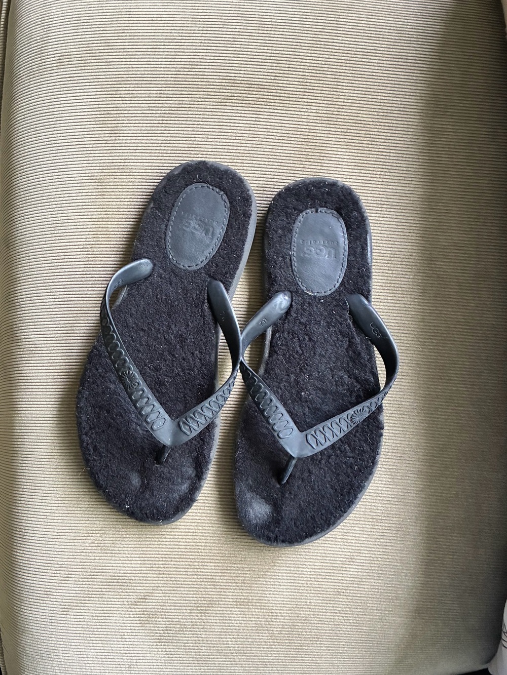 UGG Black Flip Flops Sandals Women’s Size 7